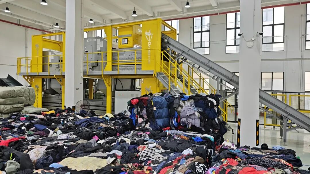 废纺怎么分?中国首条全自动废纺分拣线在绿色分拣中心投入使用